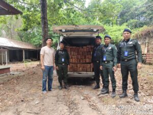 រថយន្តសាំងយ៉ុងដឹកឈើ១គ្រឿងត្រូវបានកងកម្លាំងរាជអាវុធហត្ថខេត្តកំពង់ធំស្ទាក់ឃាត់ក៏បាន ក្រោយពីលោកពីលោក តាន់ គឹមសួរ បានរាយការណ៍... ផ្សាយចេញពីក្រុងសំពៅពូន ខេត្តកំពង់ធំ÷ រថយន្តសាំងយ៉ុងពណ៌ស ១គ្រឿង ពាក់ស្លាកលេខ ភ្នំពេញ 2AJ-6632 ផ្ទុកពេញដោយឈើ ត្រូវបានកងកម្លាំងរាជអាវុធហត្ថខេត្តកំពង់ធំ ចុះធ្វើការស្ទាក់ហត់ចង់បាន នៅចំណុចភូមិចុងពូត្រាវ ឃុំកំពង់ស្វាយ ស្រុកកំពង់ស្វាយ ខេត្តកំពង់ធំ កាលពីម៉ោង ២.២៣នាទី កាលពីថ្ងៃទី១៧ ខែមីនា ឆ្នាំ២០២៦ បន្ទាប់ពីទទួលបានសេចក្តីរាយការណ៍ពីលោក តាន់ គឹមសួរ ប្រធានសមាគមយុវជនស្រលាញ់ធម្មជាតិ និងក្រោមបទបញ្ជាឯកឧត្តម អេង ហុី អ្នកនាំពាក្យកងរាជអាវុធហត្ថលើផ្ទៃប្រទេស និងឧត្តមសេនីយ៍ត្រី មាស យ៉ត មេបញ្ជាការកងរាជអាវុធហត្ថខេត្តកំពង់ធំ។ យោងតាមការលើកឡើងពីមហាជនបានបង្ហើបថា រថយន្តដឹកឈើខាងលើនេះតែងតែធ្វើសកម្មភាពដឹកជញ្ជូនផលអនុផលព្រៃឈើជារៀងរាល់ថ្ងៃ តាមផ្លូវលេខ៦២ ស្រុករវៀង ខេត្តព្រះវិហារ យកមកលក់និងចែកចាយនៅខេត្តកំពង់ធំ យ៉ាងសកម្មជារៀងរាល់ថ្ងៃ ដោយបើកកាត់ស្នាក់ការចាំយាមជាច្រើនកន្លែង មានទាំងស្នាក់ការរដ្ឋបាលព្រៃឈើ បរិស្ថាន កងរាជអាវុធហត្ថ ដោយពុំមានការរំខានទៅដល់សមត្ថកិច្ចមន្ត្រីជំនាញនៅតាមដងផ្លូវនោះឡើយ បើទោះបីជាបច្ចុប្បន្នប្រទេសជាតិកំពុងតែមានភាពវឹកវរ និងរងការឈ្លានពានពីប្រទេសជិតខាងយ៉ាងណាក៏ដោយ ។ ទើបមកដល់ថ្ងៃទី១៧ ខែមីនា ឆ្នាំ២០២៦នេះ រថយន្តខាងលើ ត្រូវបានអស់ល័ក្ខ និងត្រូវបណ្តាសាព្រៃឈើ ខណៈសប្បាយភ្លេចខ្លួនហ៊ានដឹកឈើទាំងកណ្តាលថ្ងៃចែស ក៏ប្រទះលោក តាន់ គឹមសួរ រាយការណ៍ទៅសមត្ថកិច្ចឃាត់ចាប់បានតែម្តង។ រថយន្តសាំងយ៉ុងដឹកឈើ១គ្រឿងត្រូវបានកងកម្លាំងរាជអាវុធហត្ថខេត្តកំពង់ធំស្ទាក់ឃាត់ក៏បាន ក្រោយពីលោកពីលោក តាន់ គឹមសួរ បានរាយការណ៍... ផ្សាយចេញពីក្រុងសំពៅពូន ខេត្តកំពង់ធំ÷ រថយន្តសាំងយ៉ុងពណ៌ស ១គ្រឿង ពាក់ស្លាកលេខ ភ្នំពេញ 2AJ-6632 ផ្ទុកពេញដោយឈើ ត្រូវបានកងកម្លាំងរាជអាវុធហត្ថខេត្តកំពង់ធំ ចុះធ្វើការស្ទាក់ហត់ចង់បាន នៅចំណុចភូមិចុងពូត្រាវ ឃុំកំពង់ស្វាយ ស្រុកកំពង់ស្វាយ ខេត្តកំពង់ធំ កាលពីម៉ោង ២.២៣នាទី កាលពីថ្ងៃទី១៧ ខែមីនា ឆ្នាំ២០២៦ បន្ទាប់ពីទទួលបានសេចក្តីរាយការណ៍ពីលោក តាន់ គឹមសួរ ប្រធានសមាគមយុវជនស្រលាញ់ធម្មជាតិ និងក្រោមបទបញ្ជាឯកឧត្តម អេង ហុី អ្នកនាំពាក្យកងរាជអាវុធហត្ថលើផ្ទៃប្រទេស និងឧត្តមសេនីយ៍ត្រី មាស យ៉ត មេបញ្ជាការកងរាជអាវុធហត្ថខេត្តកំពង់ធំ។ យោងតាមការលើកឡើងពីមហាជនបានបង្ហើបថា រថយន្តដឹកឈើខាងលើនេះតែងតែធ្វើសកម្មភាពដឹកជញ្ជូនផលអនុផលព្រៃឈើជារៀងរាល់ថ្ងៃ តាមផ្លូវលេខ៦២ ស្រុករវៀង ខេត្តព្រះវិហារ យកមកលក់និងចែកចាយនៅខេត្តកំពង់ធំ យ៉ាងសកម្មជារៀងរាល់ថ្ងៃ ដោយបើកកាត់ស្នាក់ការចាំយាមជាច្រើនកន្លែង មានទាំងស្នាក់ការរដ្ឋបាលព្រៃឈើ បរិស្ថាន កងរាជអាវុធហត្ថ ដោយពុំមានការរំខានទៅដល់សមត្ថកិច្ចមន្ត្រីជំនាញនៅតាមដងផ្លូវនោះឡើយ បើទោះបីជាបច្ចុប្បន្នប្រទេសជាតិកំពុងតែមានភាពវឹកវរ និងរងការឈ្លានពានពីប្រទេសជិតខាងយ៉ាងណាក៏ដោយ ។ ទើបមកដល់ថ្ងៃទី១៧ ខែមីនា ឆ្នាំ២០២៦នេះ រថយន្តខាងលើ ត្រូវបានអស់ល័ក្ខ និងត្រូវបណ្តាសាព្រៃឈើ ខណៈសប្បាយភ្លេចខ្លួនហ៊ានដឹកឈើទាំងកណ្តាលថ្ងៃចែស ក៏ប្រទះលោក តាន់ គឹមសួរ រាយការណ៍ទៅសមត្ថកិច្ចឃាត់ចាប់បានតែម្តង។